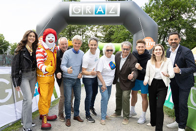 Danke an unsere Partner und Sponsoren! Katarina Kljajic (MC Donald´s Marketing), Ronald McDonald, Thomas Rajakovics (Leiter des Sportamtes Graz), Charly Temmel (Eis-Legende), Kurt Hohensinner (Sportstadtrat), Hedda Strasser-Paierl (Ehrenpräsidentin Panathlon), Hugo Schuster (Präsident Panathlon), Avid Auner (Snowboard Weltcupsieger), Sara Schmidt (Holding Graz Konzernsprecherin), GRAWE-Gebietsvorstand Martin Lang. © Sportamt / Wolf Danke an unsere Partner und Sponsoren! Katarina Kljajic (MC Donald´s Marketing), Ronald McDonald, Thomas Rajakovics (Leiter des Sportamtes Graz), Charly Temmel (Eis-Legende), Kurt Hohensinner (Sportstadtrat), Hedda Strasser-Paierl (Ehrenpräsidentin Panathlon), Hugo Schuster (Präsident Panathlon), Avid Auner (Snowboard Weltcupsieger), Sara Schmidt (Holding Graz Konzernsprecherin), GRAWE-Gebietsvorstand Martin Lang.