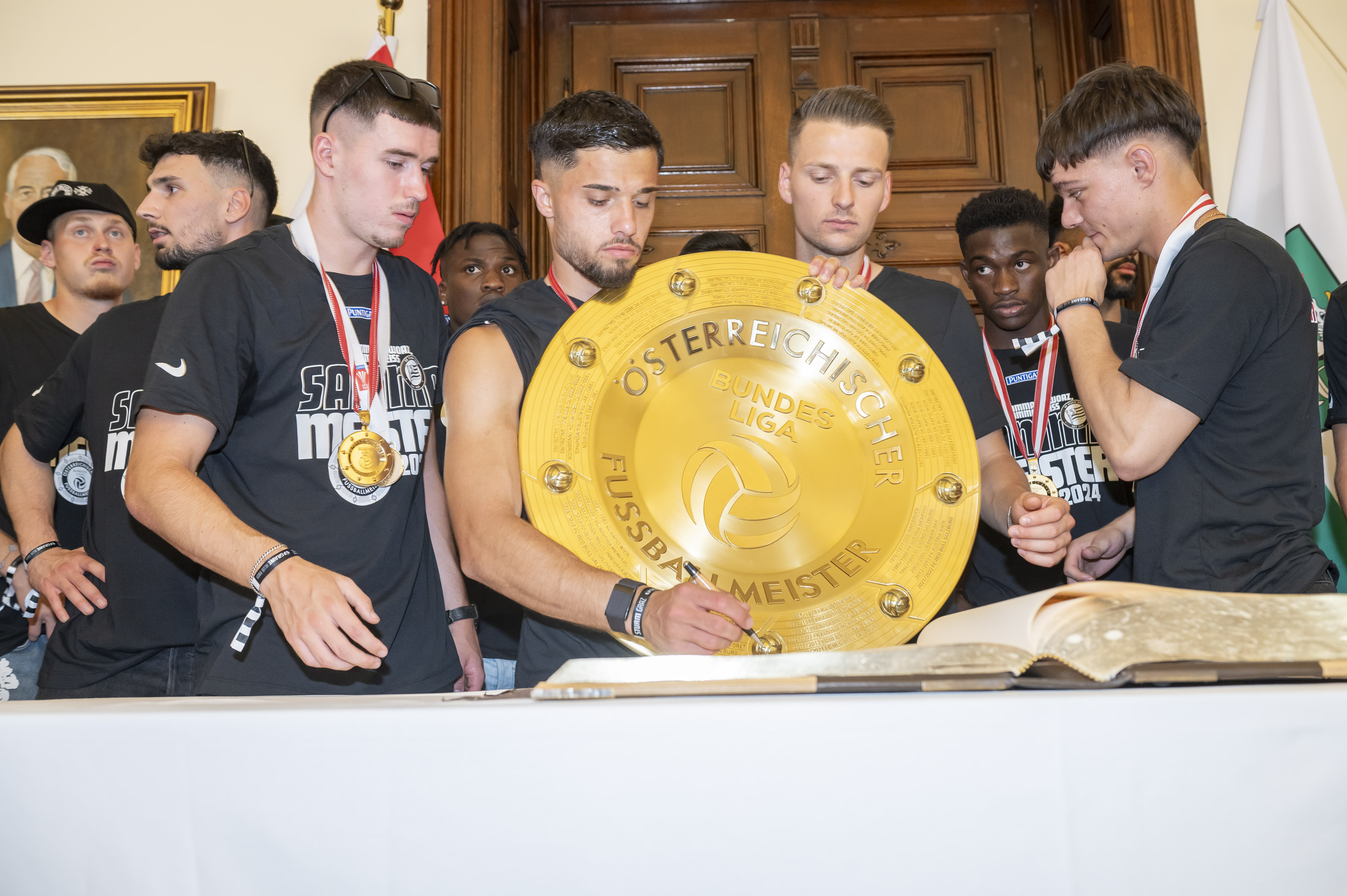 Präsident, Sportdirektor, Trainer und Spieler trugen sich in das Goldene Buch der Stadt Graz ein.