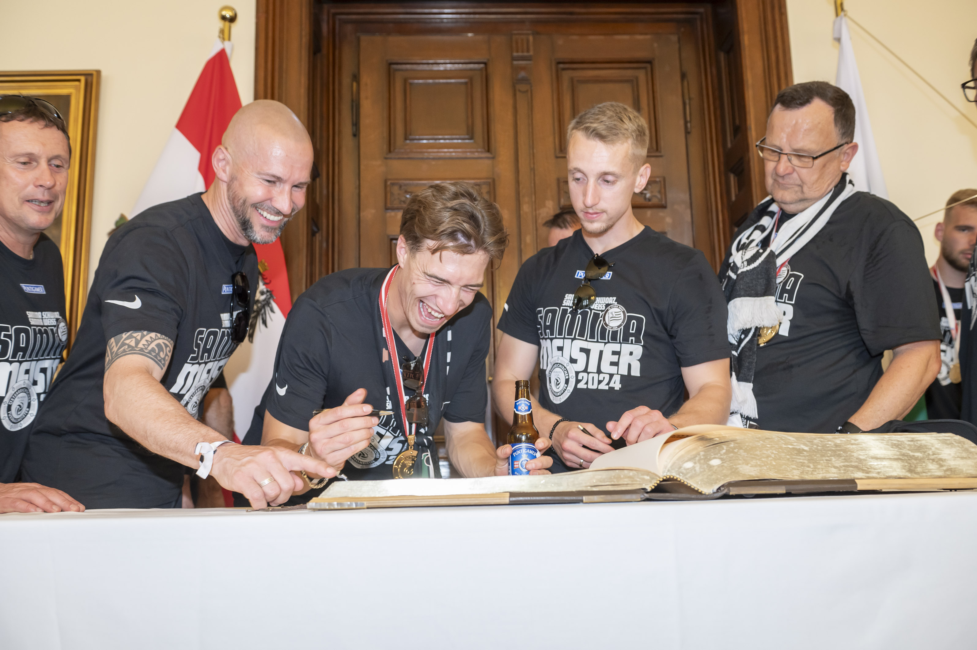 Präsident, Sportdirektor, Trainer und Spieler trugen sich in das Goldene Buch der Stadt Graz ein.