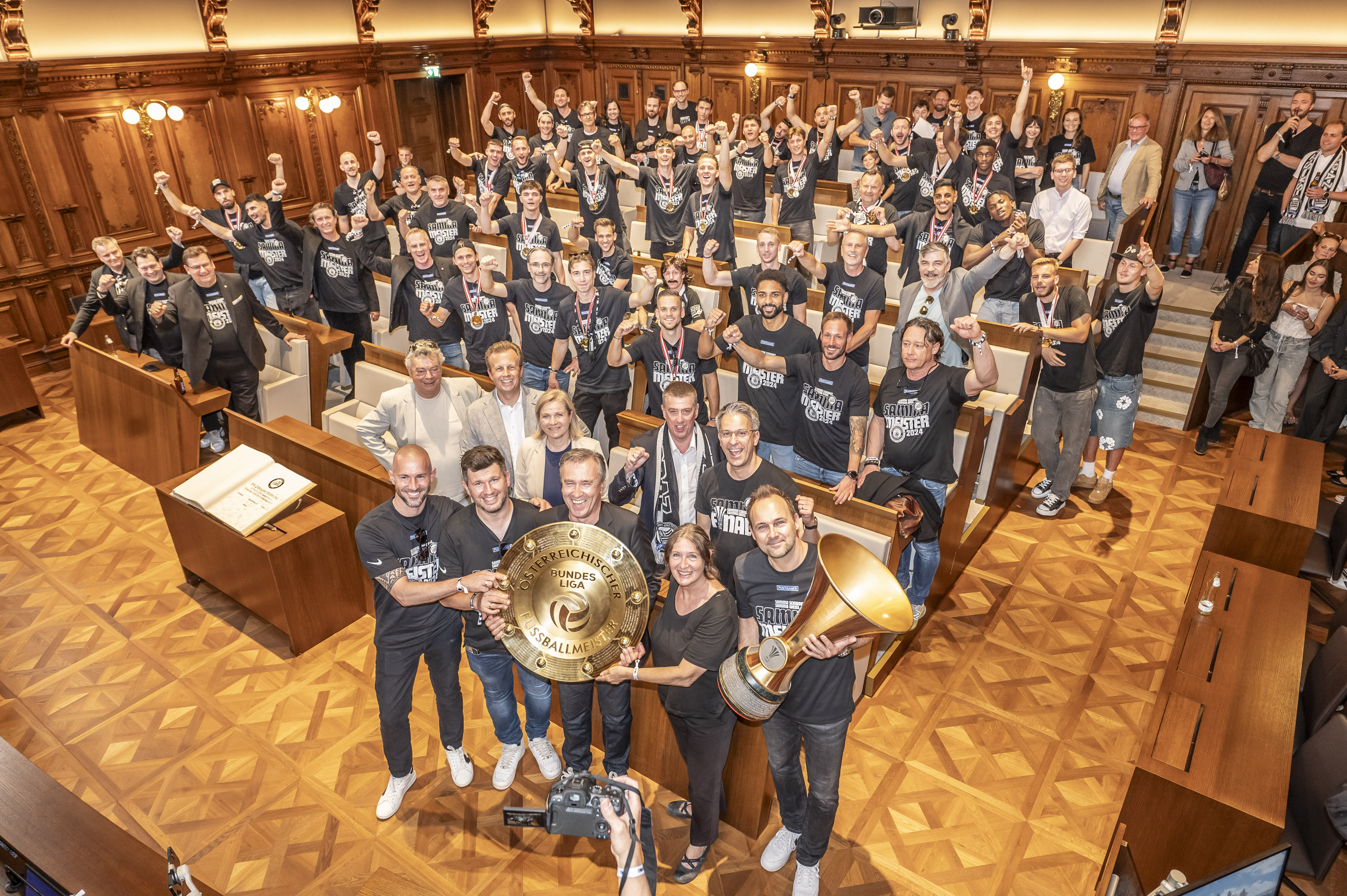 Mit Meisterteller und Cup-Trophäe ließ sich das Team des SK Sturm Graz im Rathaus feiern.