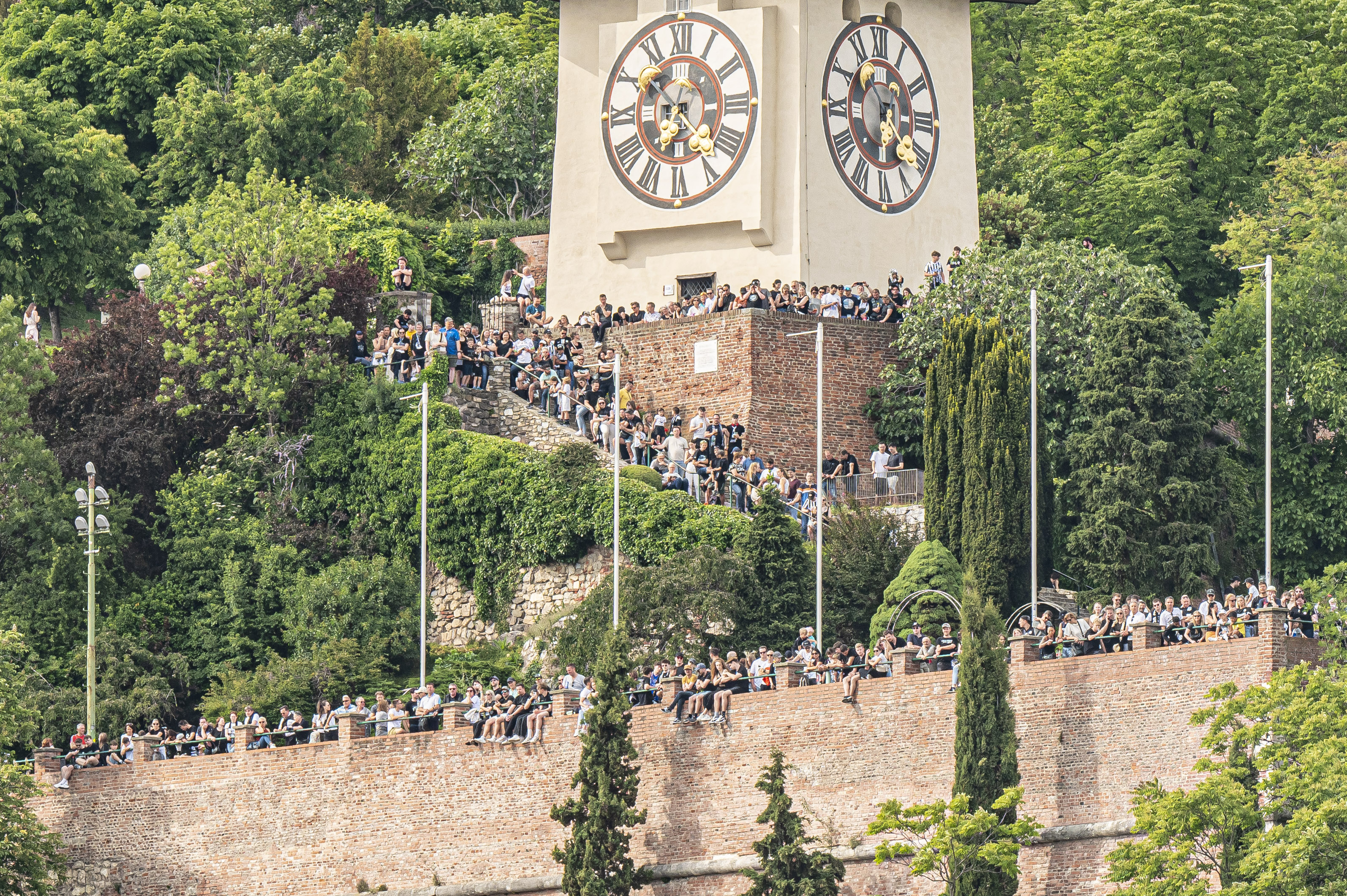 Sogar am Schloßberg versammelten sich die Massen, um zu feiern.