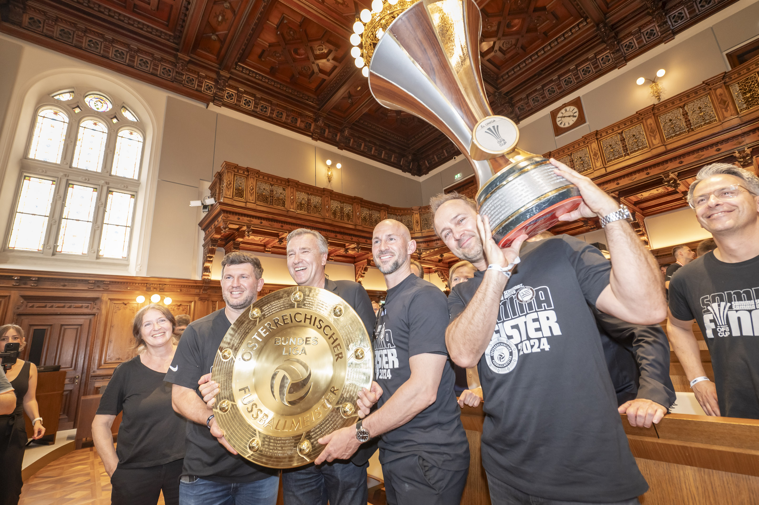 Mit Meisterteller und Cup-Trophäe ließ sich das Team des SK Sturm Graz im Rathaus feiern.