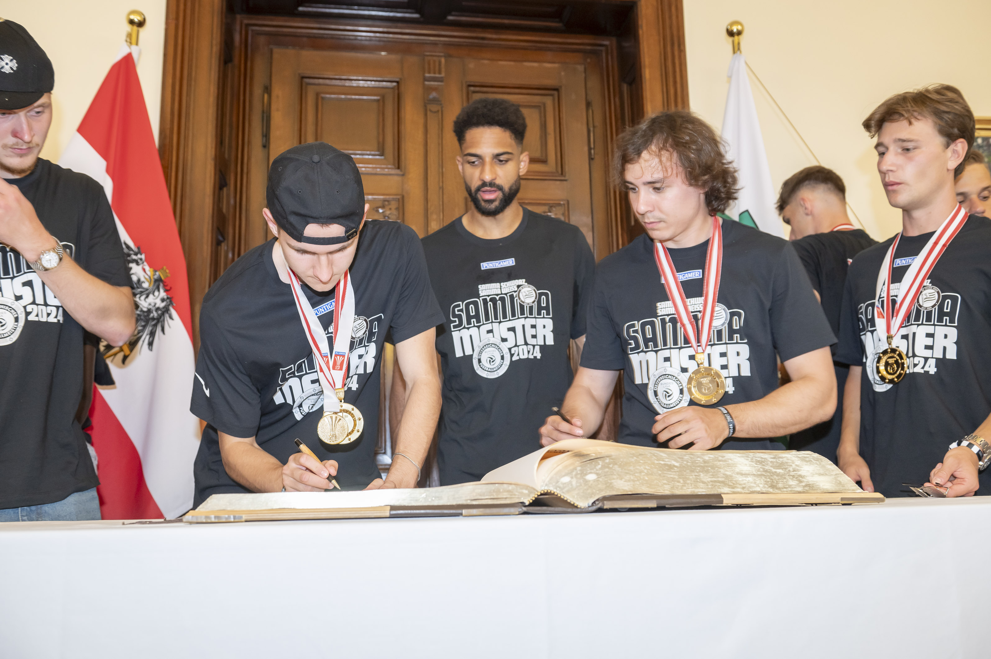 Präsident, Sportdirektor, Trainer und Spieler trugen sich in das Goldene Buch der Stadt Graz ein.