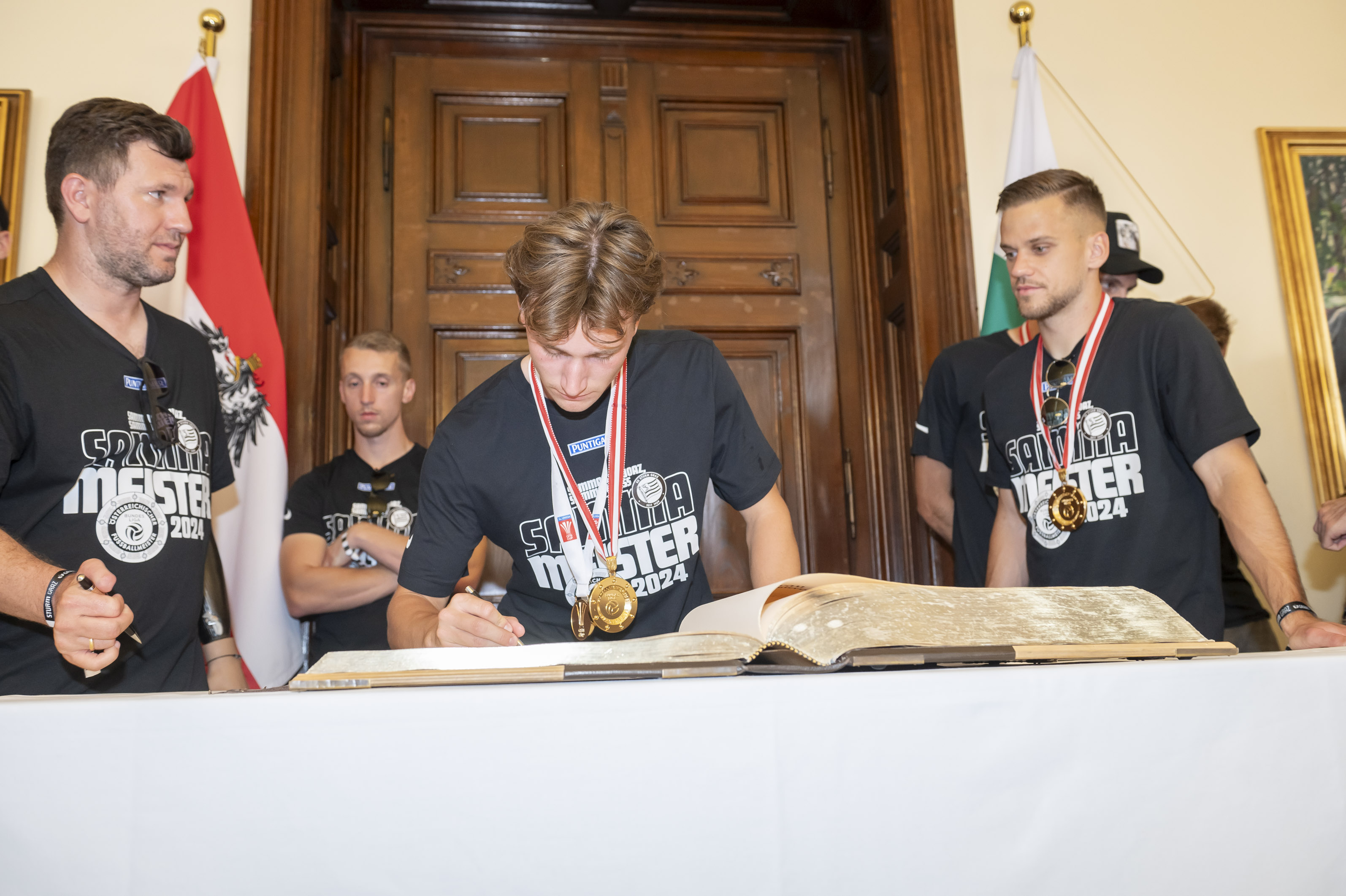 Präsident, Sportdirektor, Trainer und Spieler trugen sich in das Goldene Buch der Stadt Graz ein.