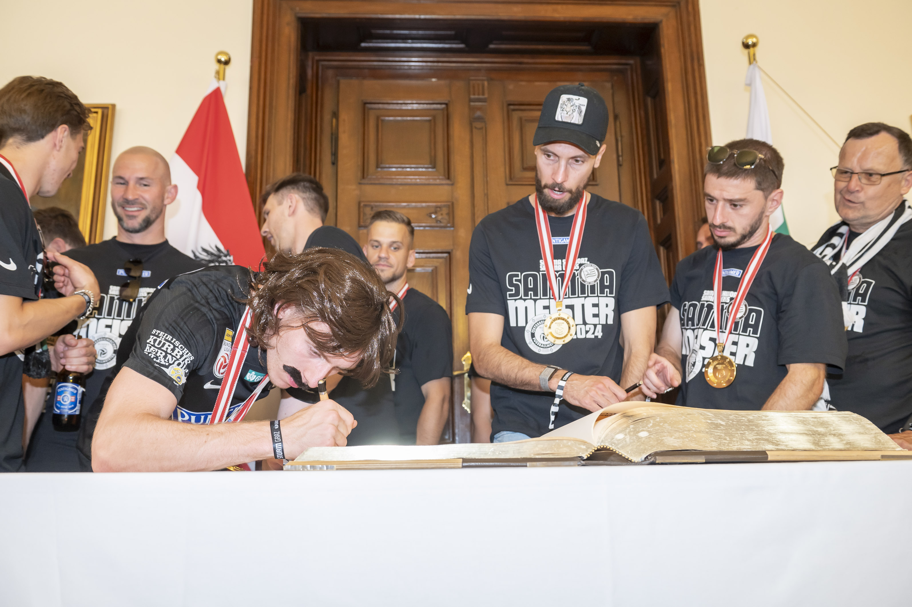 Präsident, Sportdirektor, Trainer und Spieler trugen sich in das Goldene Buch der Stadt Graz ein.