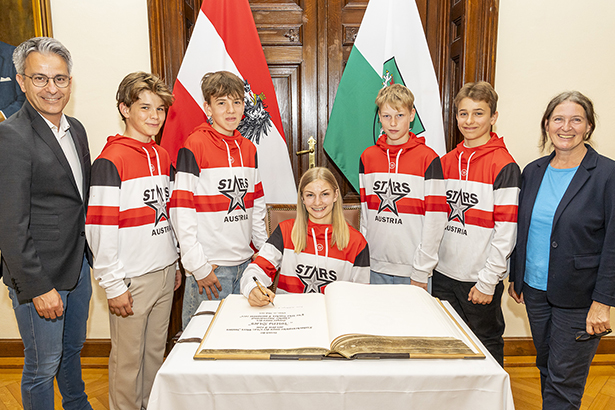 Eintragung ins Goldene Buch für  Julian, Leo, Laura, Tyler und David (v. l.). Bürgermeisterin Elke Kahr und Sportstadtrat Kurt Hohensinner begrüßten und gratulierten dem Eishockey-Nachwuchs zum Sieg in Quebec.