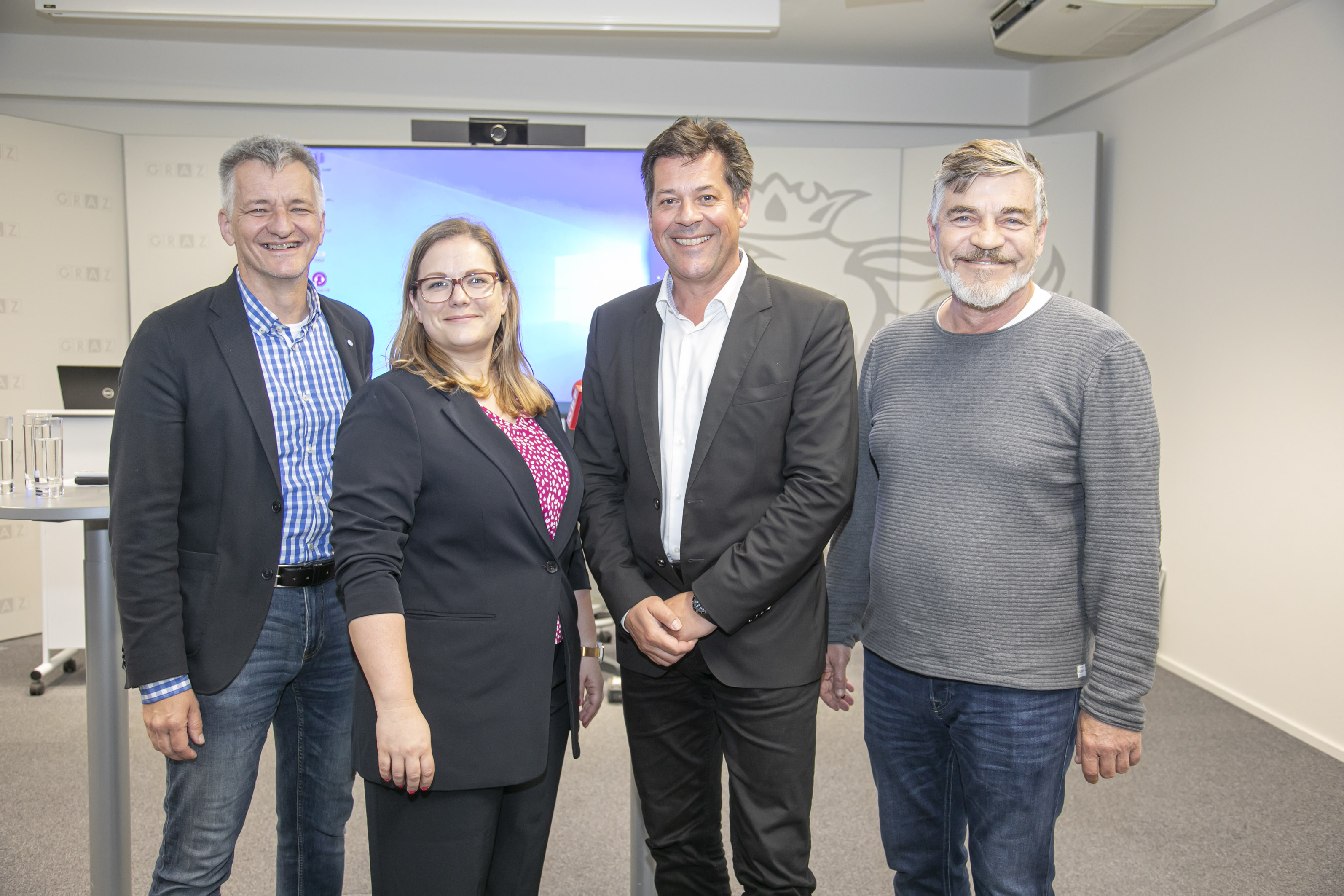 Finanz- und Beteiligungsstadtrat Manfred Eber, SPÖ-Klubvorsitzende und Ausschussvorsitzende Daniela Schlüsselberger, Stadtbaudirektor Bertram Werle und Grüne Klubobmann Karl Dreisiebner bei der Pressekonferenz