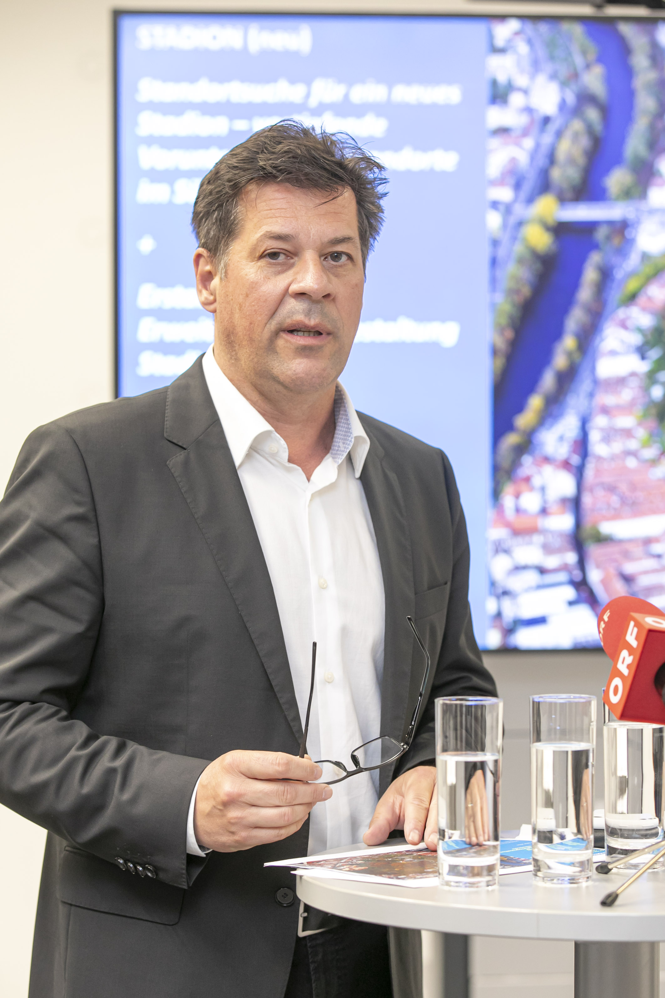 Stadtbaudirektor Bertram Werle präsentierte den Status quo zur Standortsuche und eine Erstabschätzung zur Erweiterung des Stadions Liebenau