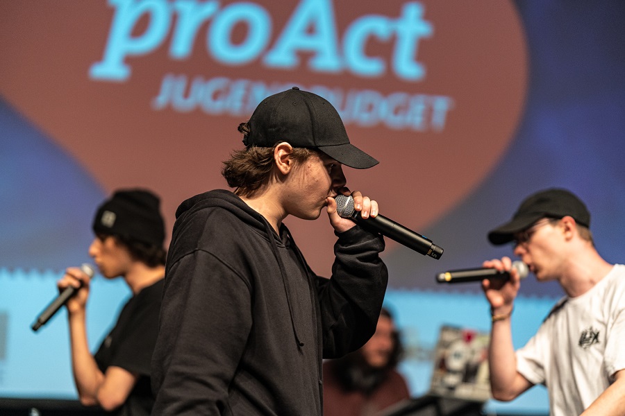 proAct wendet sich an Jugendliche und junge Erwachsene von 14 bis 21 Jahren.