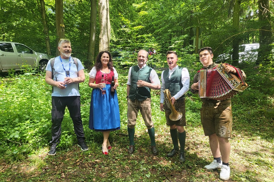 Impressionen vom Grenzgang 2024. Im Bild v.l.: GR Karl Dreisiebner, Sigrid Hirsch, Helmut Gutschy, Thomas Postl und Pascal Poscharnigg