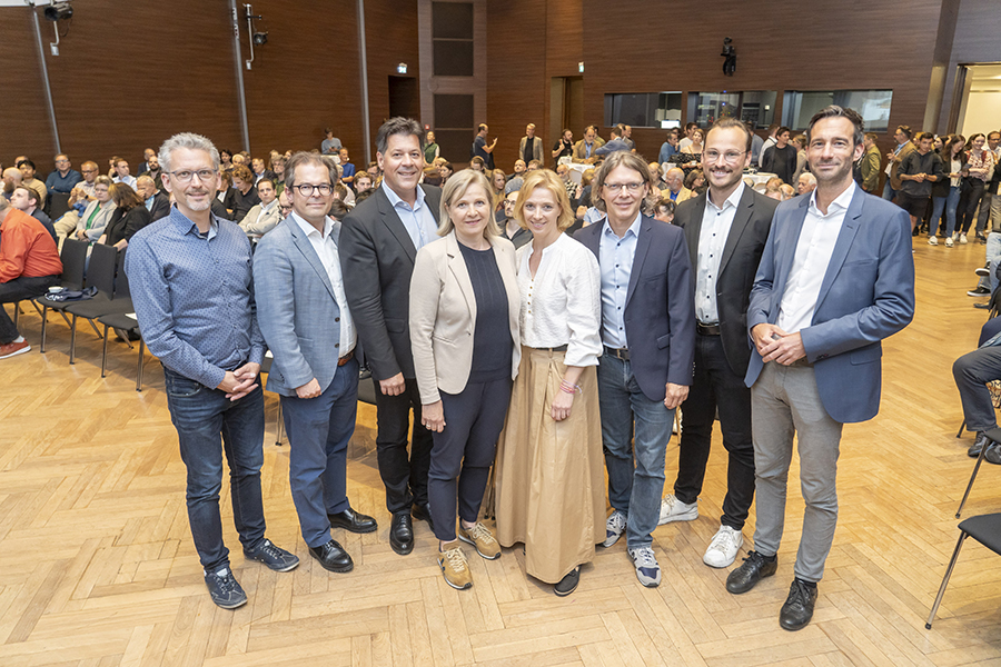 Graz macht mobil: Judith Schwentner und Barbara Urban (Mitte), Peter Schick, Wolfgang Feigl, Bertram Werle, Michael Szeiler, Mark Richter und Harald Frey (v.l.)