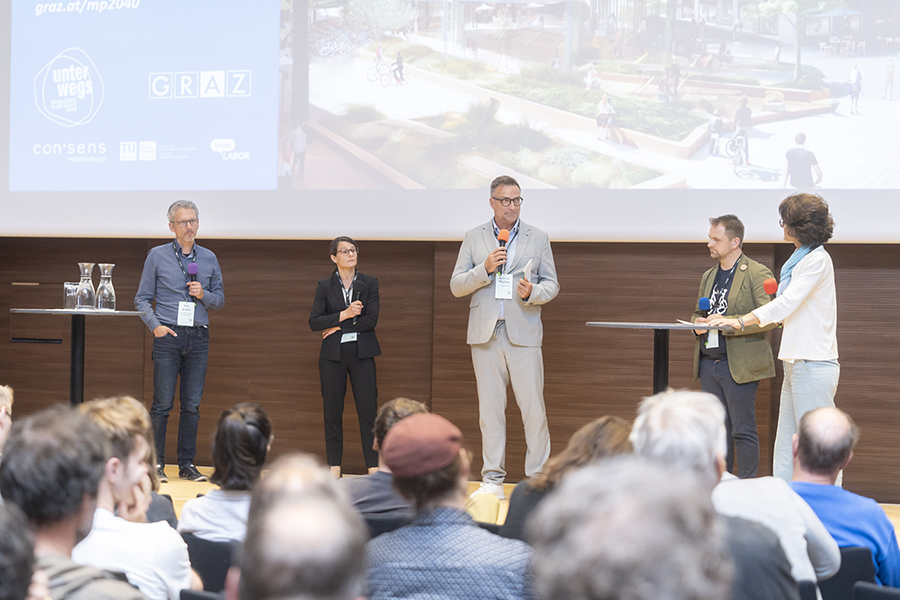 Peter Schick, Nina Hampl, Andreas Tropper und Thomas Drage mit dem Moderationsduo-