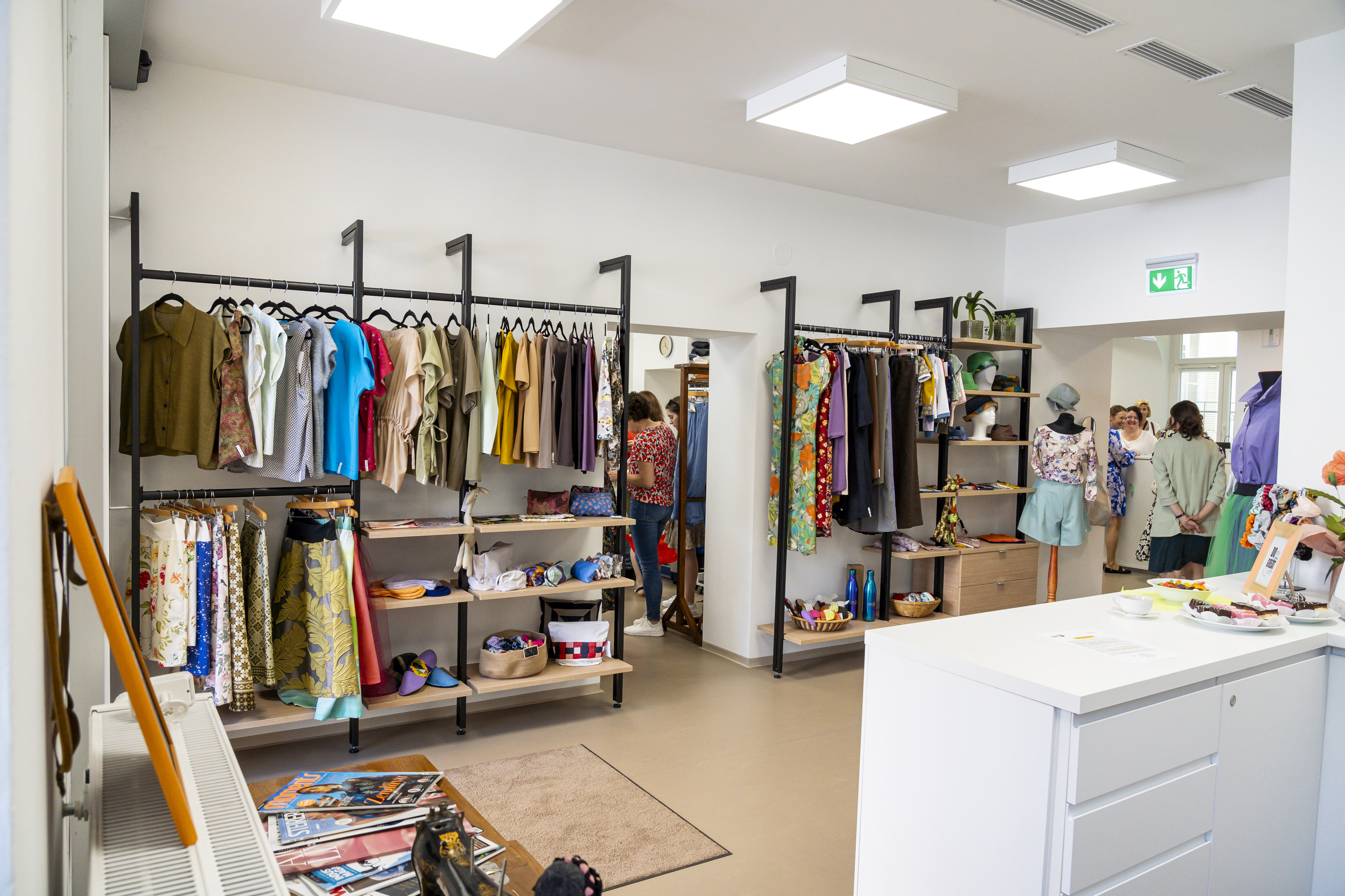 Eine bunte Asuwahl an Kleidungsstücken und Accessoires gibt es im Shop zu erwerben.