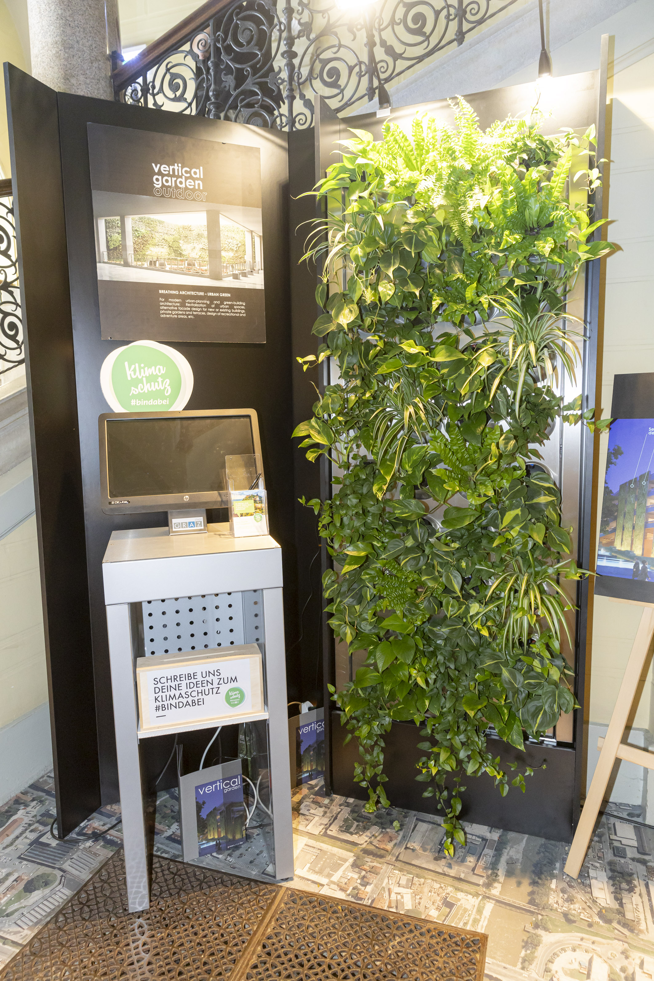 Zehn ausgewählte Klimatipps gibt's am E-Kiosk des Referats für Klimaschutzkoordination. Wer möchte, kann eigene Ideen da lassen.