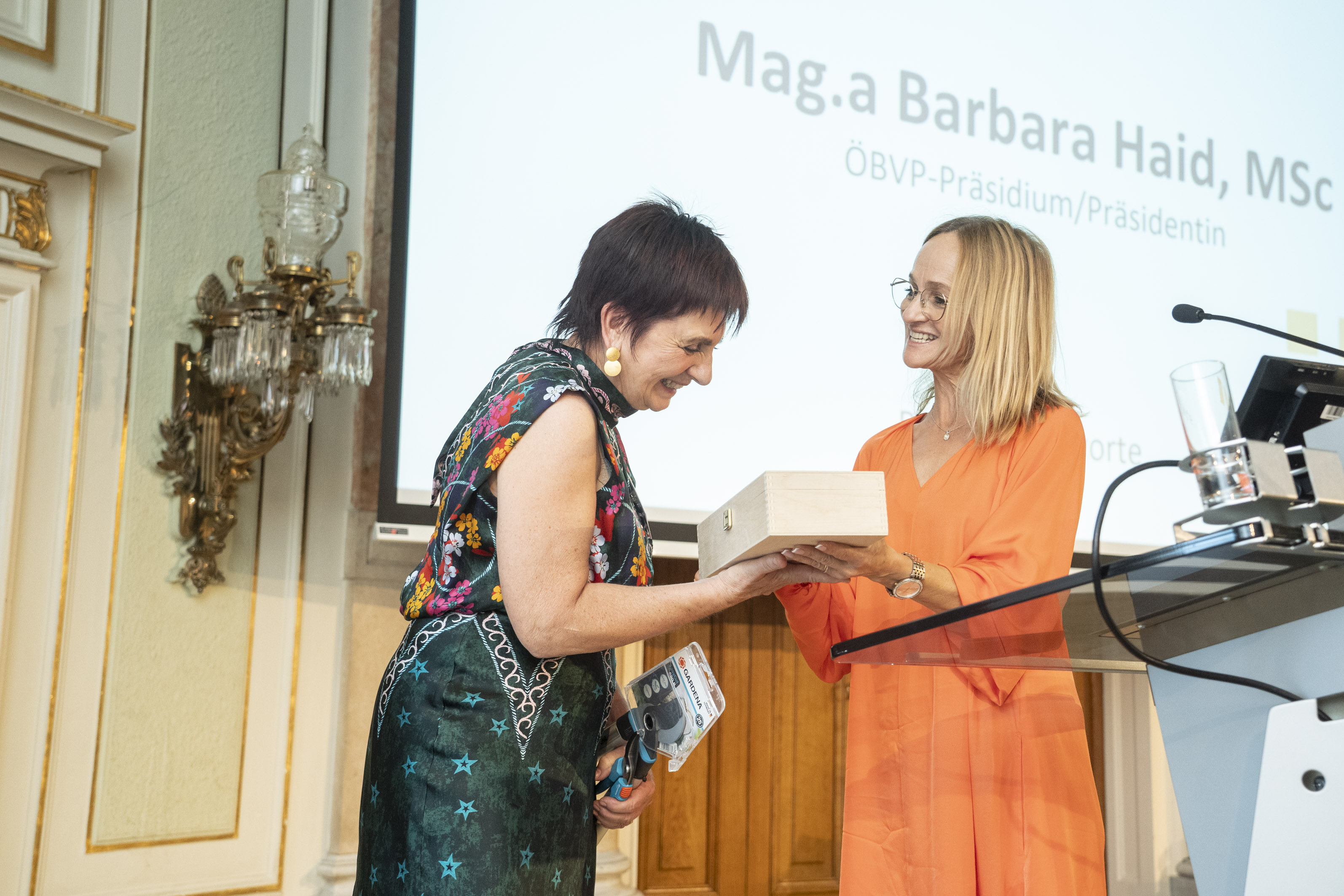 Barbara Haid vom ÖBVP überreicht Geschenke an Ingrid Jagiello