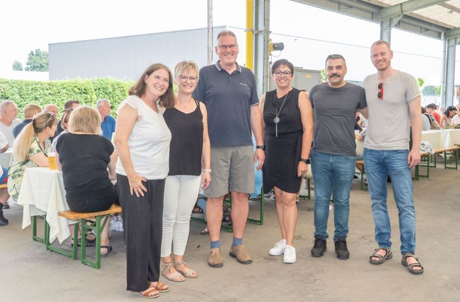 Betriebsbesuch bei den Salesianern: Bgm.in Elke Kahr (l.) und GR Max Zirngast (r.) mit Schichtleiterin Mirjana Meglic (2. v. l.), Rudi Klein (Regionalleiter Graz und Wiener Neustadt, 3. v. l.), Produktionsleiterin Andrea Brunner und Betriebsratsvorsitzendem Şener Edepali beim Sommerfest des Unternehmens