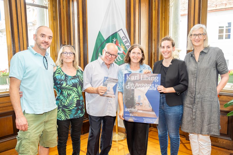 Bürgermeisterin Elke Kahr (3. v. r.) und die Projektleiterin der Ausstellung Antje Senarclens de Grancy (r.) mit den israelischen Nachfahren von Karl Ilbing, Michael, Gattin Sara und Sohn Tal Herman (4. bis 6. v. r.) und der Architekturforscherin aus Haifa/Israel, Dafna Berger Shperling