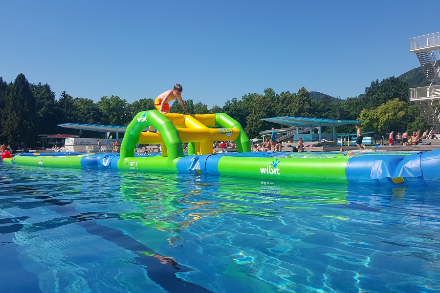 Hindernisparcours für Kinder und Jugendliche, die bereits schwimmen können.