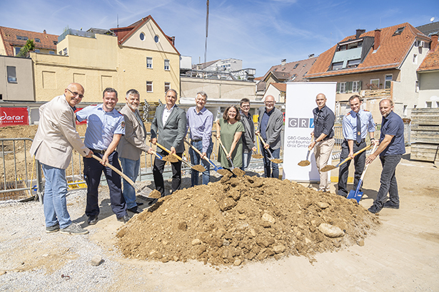 Spatenstich für den Neubau der Feuerwache Ost: Vertreter:innen der Grazer Stadtregierung und des Gemeinderates schaffelten fürs Foto gemeinsam mit Repräsentanten der Berufsfeuerwehr Graz, der GBG, des Architekturbüros sowie der bauausführenden Firma. © Stadt Graz/Fischer Spatenstich für den Neubau der Feuerwache Ost: Vertreter:innen der Grazer Stadtregierung und des Gemeinderates schaffelten fürs Foto gemeinsam mit Repräsentanten der Berufsfeuerwehr Graz, der GBG, des Architekturbüros sowie der bauausführenden Firma.