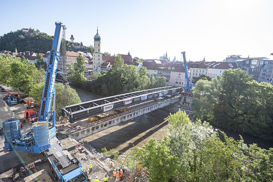 Dies war der erste Streich, der zweite folgt zugleich ... der nächste Teil der Tegetthoffbrücke findet am 14. Juli seinen Platz.