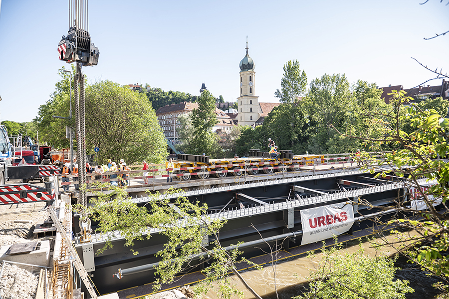 Dies war der erste Streich, der zweite folgt zugleich ... der nächste Teil der Tegetthoffbrücke findet am 14. Juli seinen Platz.