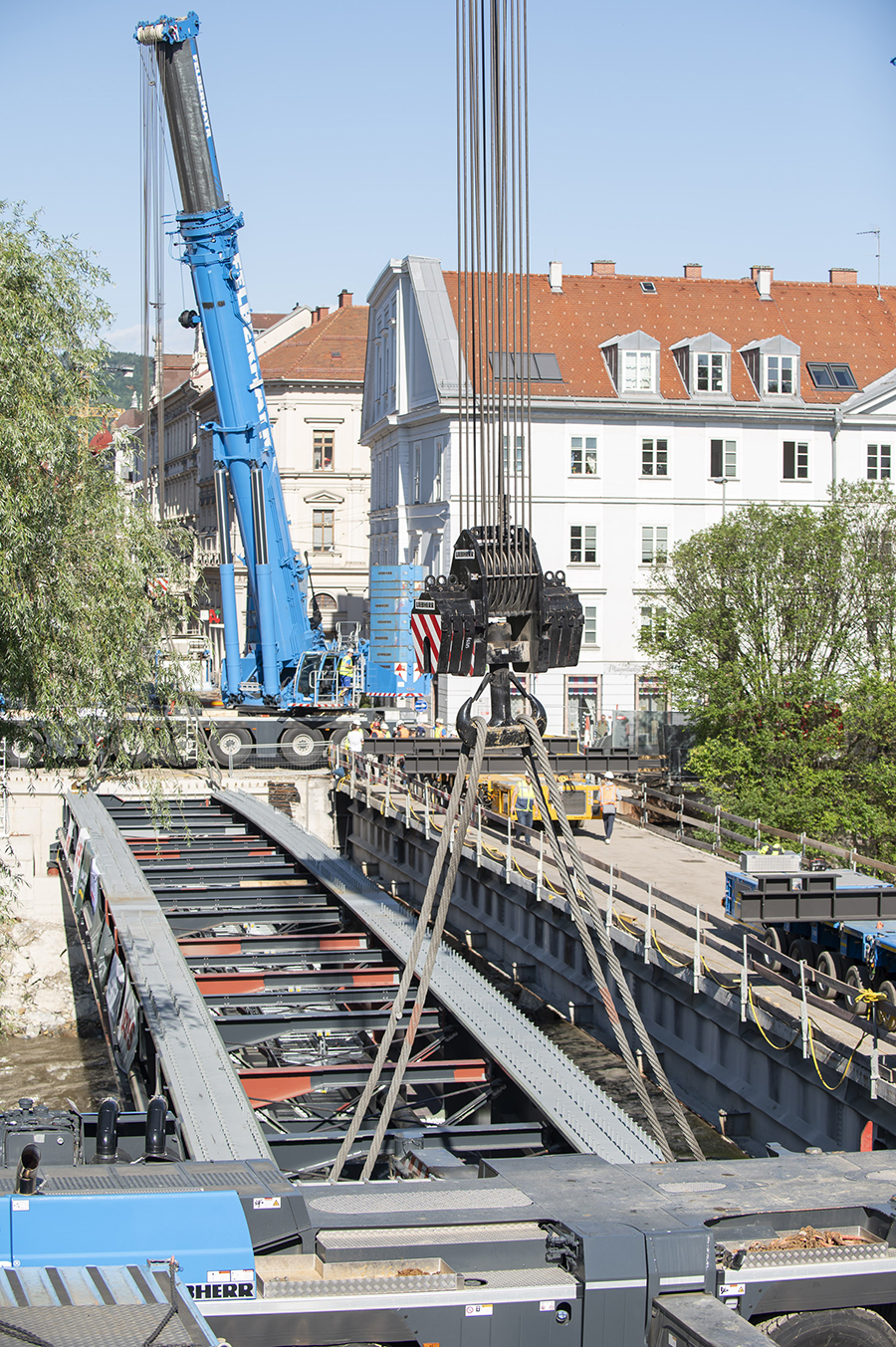 Dies war der erste Streich, der zweite folgt zugleich ... der nächste Teil der Tegetthoffbrücke findet am 14. Juli seinen Platz.