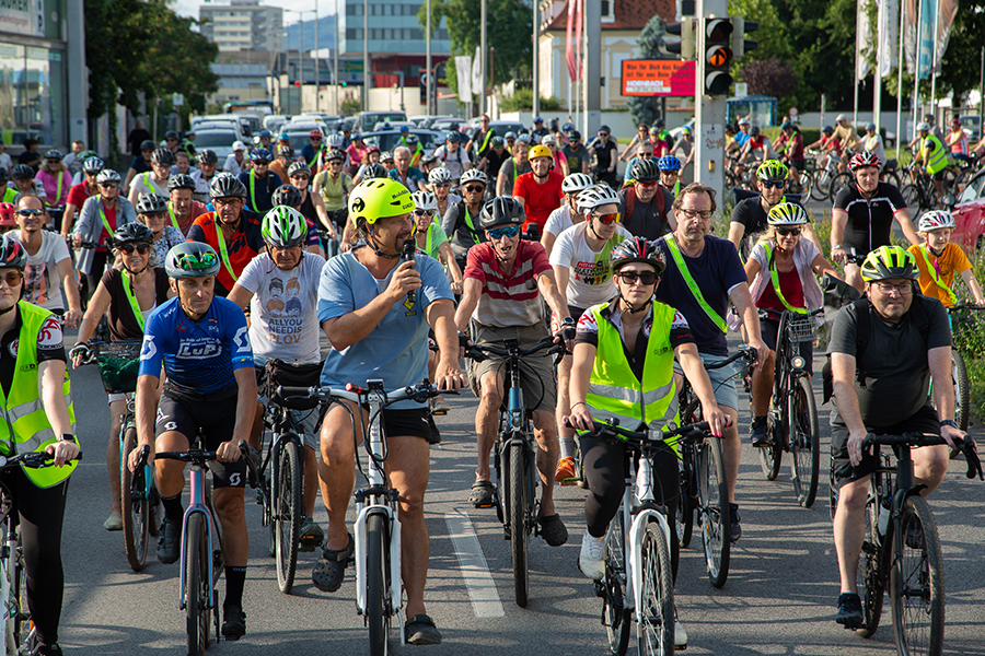 „Auf die Radln, fertig, los!" – das Grazer CityRadeln brachte bei der WEBER-Grill-Tour mehr als 600 Menschen auf Tour(en).