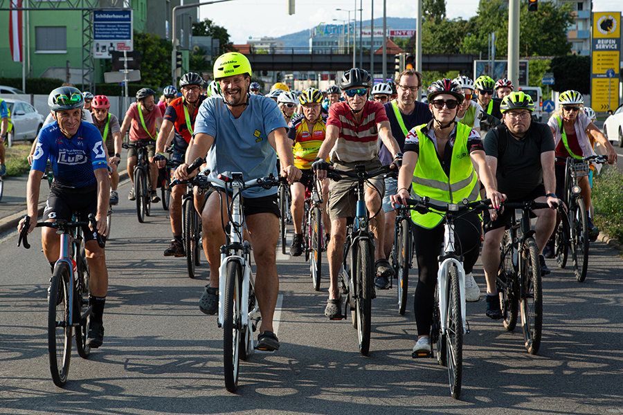 „Auf die Radln, fertig, los!" – das Grazer CityRadeln brachte bei der WEBER-Grill-Tour mehr als 600 Menschen auf Tour(en).