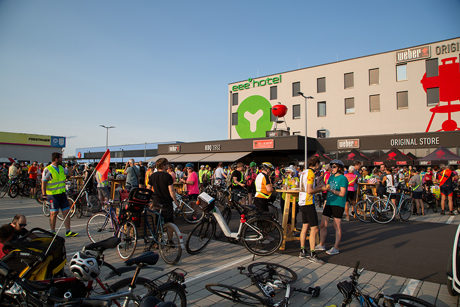 „Auf die Radln, fertig, los!" – das Grazer CityRadeln brachte bei der WEBER-Grill-Tour mehr als 600 Menschen auf Tour(en).