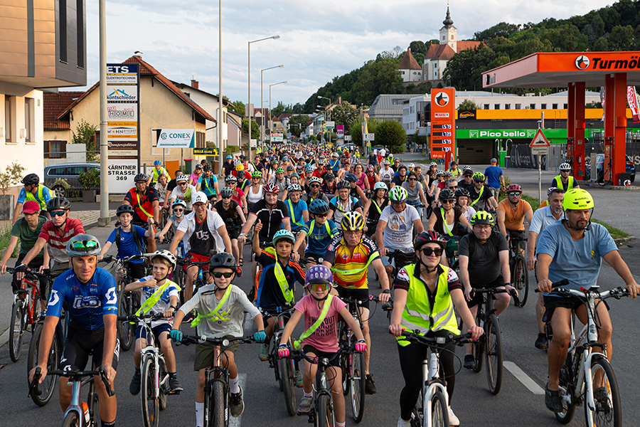 „Auf die Radln, fertig, los!" – das Grazer CityRadeln brachte bei der WEBER-Grill-Tour mehr als 600 Menschen auf Tour(en).
