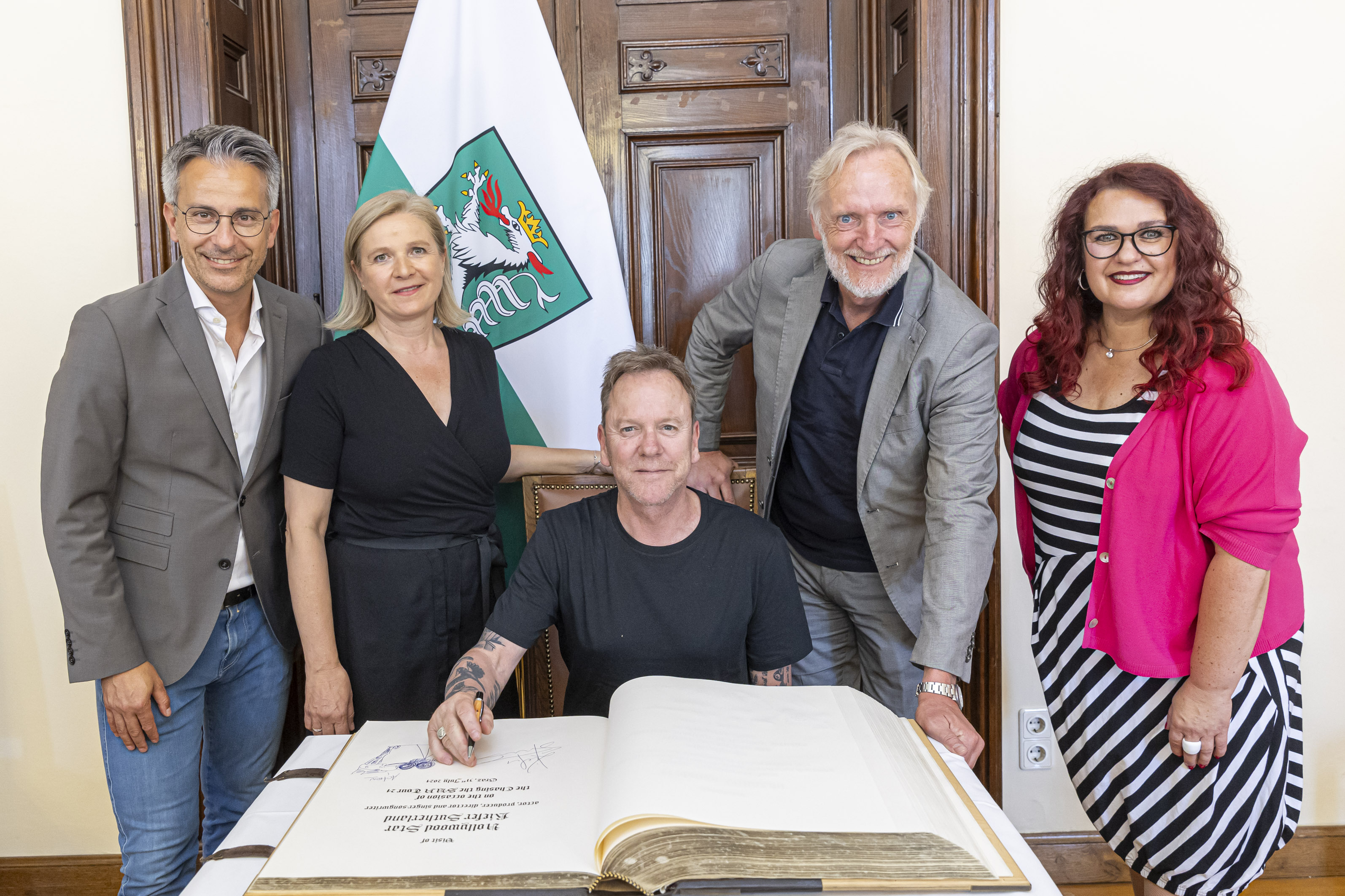 Verewigt im Goldenen Buch: Hollywood-Star Kiefer Sutherland (Mitte) mit Stadtrat Kurt Hohensinner, Vizebürgermeisterin Judith Schwentner, Stadtrat Günter Riegler und Stadträtin Claudia Schönbacher (v. l.).