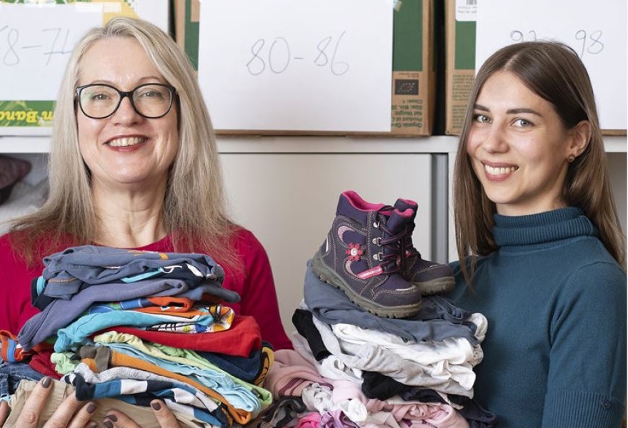 Claudia Malesardi und Sandra Pichler (r.) betreuen die Kleiderbörse.