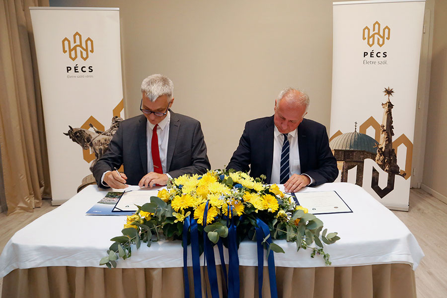 Stadtrat Manfred Eber (l.) und Attila Péterffy, Bürgermeister von Pécs, unterzeichneten die Erneuerungsurkunde der Städtepartnerschaft.