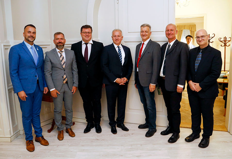 Die Delegation aus Graz mit dem Bürgermeister und Vertretern der Stadtregierung von Pécs.