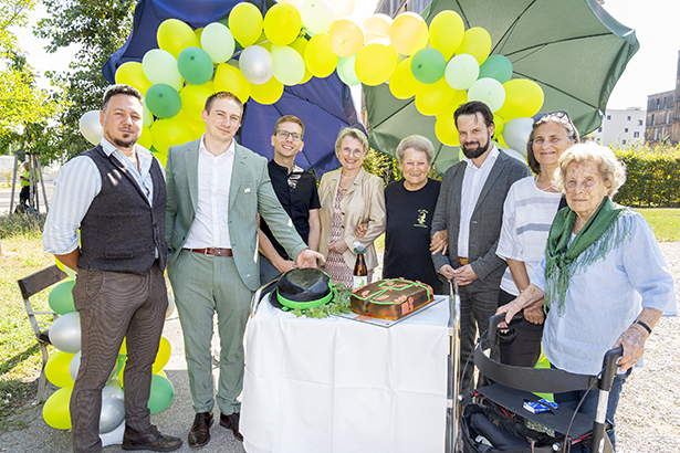 Feierten gemeinsam das 10-Jahres-Jubiläum: Universalmuseum Joanneum Mitarbeiter und Peter Rosegger Experte Christian Pomberer Heimleiter Robert Zoglmeier Stadtrat Robert Krotzer GGZ Stellvertretung Dr. Brigitte Hermann Bewohnerin Pflegewohnheim Peter Rosegger Pflegedienstleiter Christoph Kocher Gemeinderätin Elke Heinrichs Bewohnerin Pflegewohnheim Peter Rosegger (v. l.). © Stadt Graz/Fischer Feierten gemeinsam das 10-Jahres-Jubiläum: Universalmuseum Joanneum Mitarbeiter und Peter Rosegger Experte Christian Pomberer Heimleiter Robert Zoglmeier Stadtrat Robert Krotzer GGZ Stellvertretung Dr. Brigitte Hermann Bewohnerin Pflegewohnheim Peter Rosegger Pflegedienstleiter Christoph Kocher Gemeinderätin Elke Heinrichs Bewohnerin Pflegewohnheim Peter Rosegger (v. l.).
