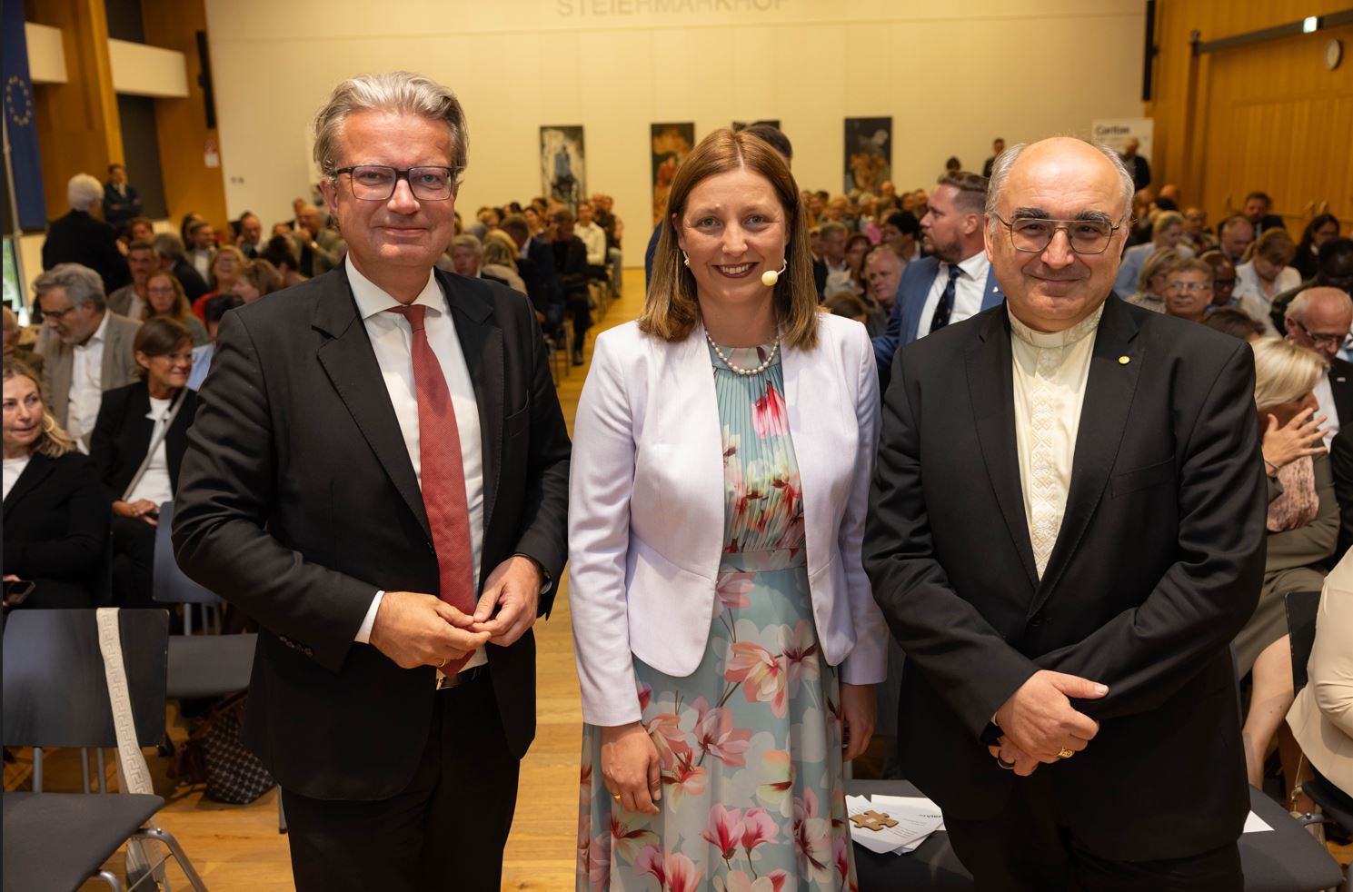 100-Jahr-Feier der Caritas Steiermark im Steiermark Haus: Direktorin Nora Tödtling-Musenbichler mit Landeshauptmann Christopher Drexler (l.) und Bischof Wilhelm Krautwaschl