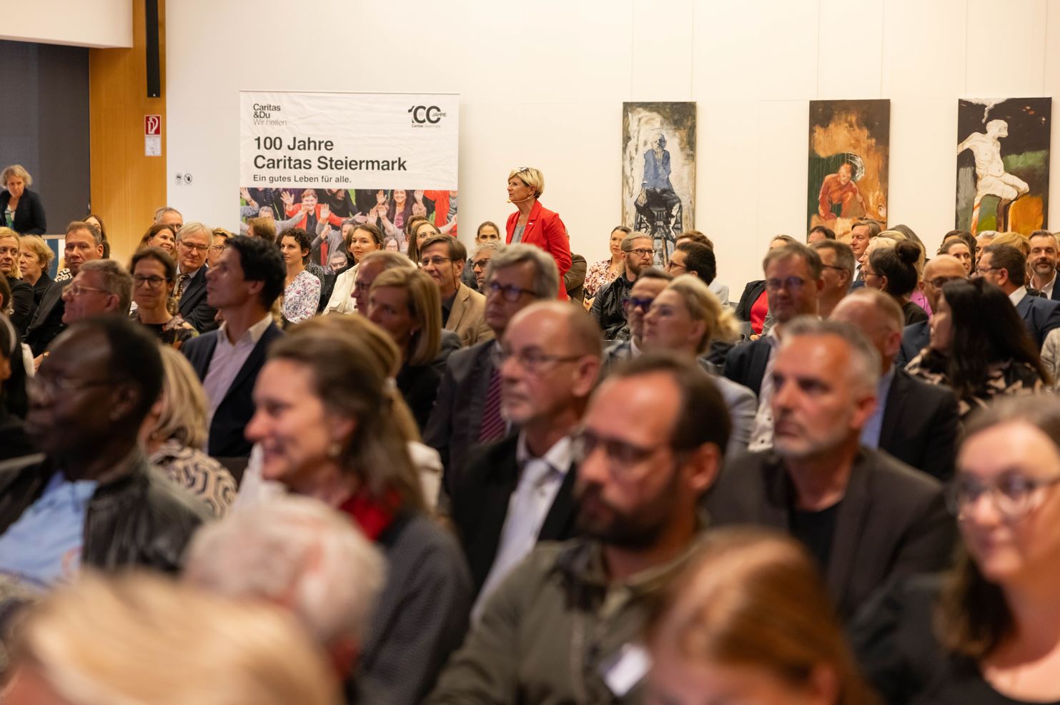 Viele Gäste wohnten dem Festakt bei, durch das Programm führte MCG-Vorständin Barbara Muhr (hinten, rote Jacke)
