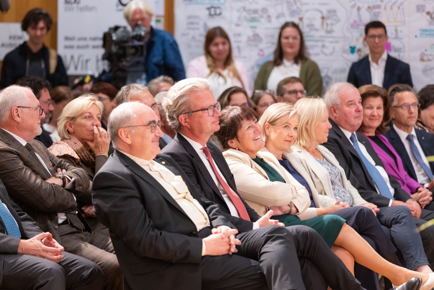 Neben Bischof Krautwaschl und Landeshauptmann Drexler waren u. a. auch Vizebürgermeisterin Judith Schwenter (4. v. l.) und Alt-Landeshauptmann Hermann Schützenhöfer (6. v. l.) gekommen, um mit der Caritas zu feiern.