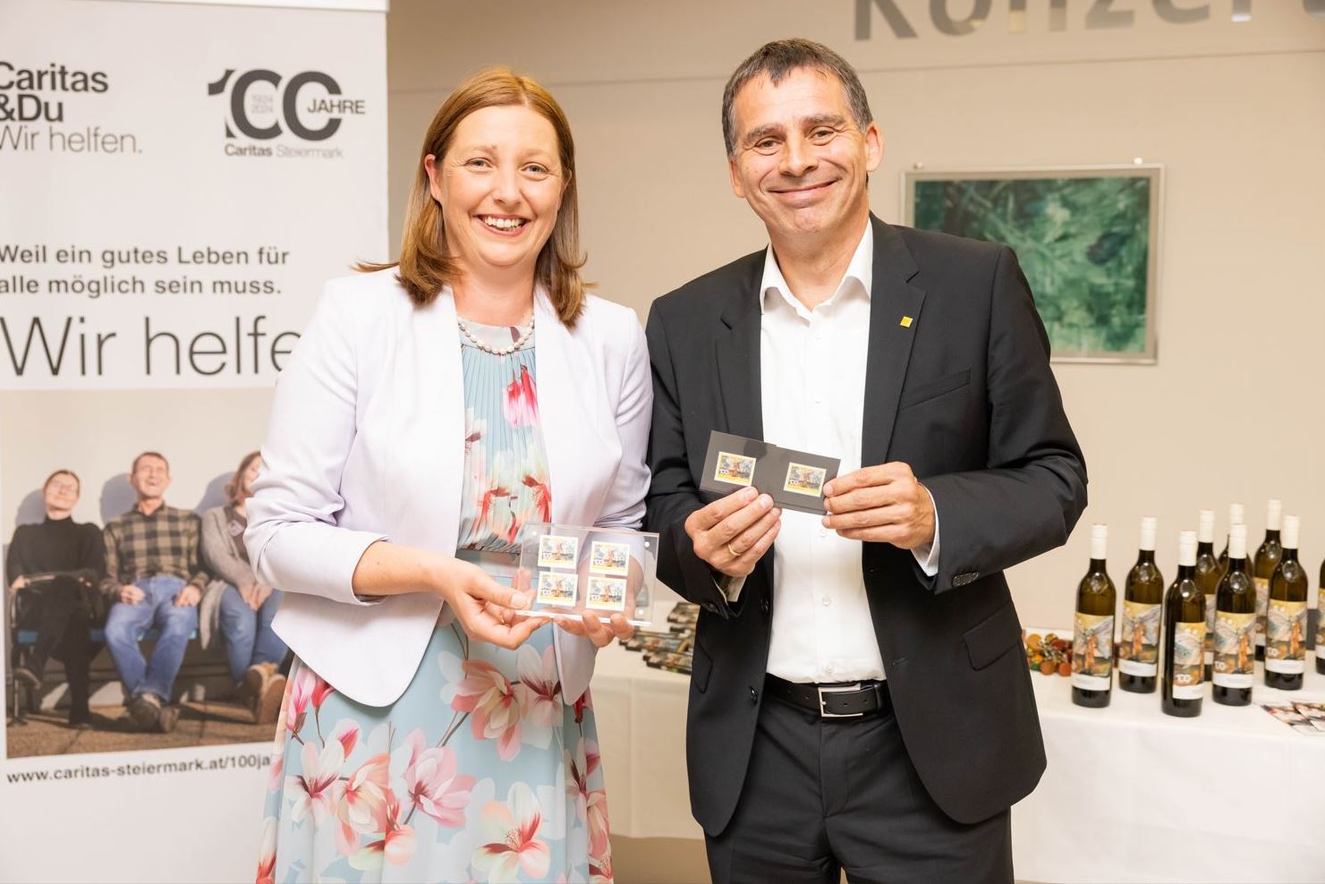 Die Post ist einer der wichtigen Sponsoring-Partner der Caritas. Für den Event wurde sogar eine eigene Briefmarke kreiert. Im Bild: Direktorin Tödtling-Musenbichler und Post-Vorstandsmitglied Peter Umundum