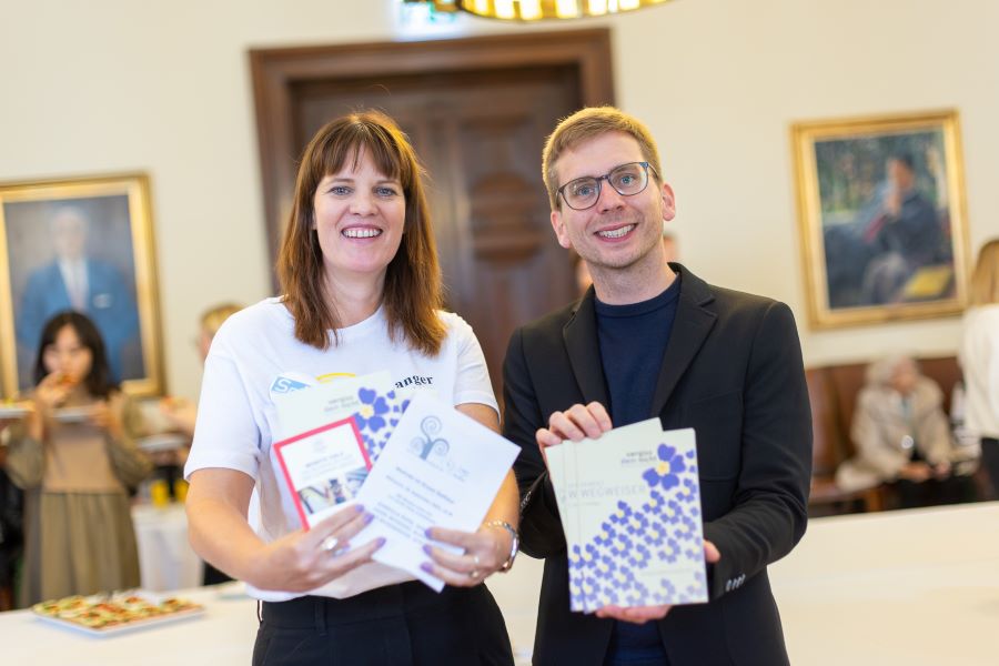 Stadtrat Robert Krotzer und Salz-Obfrau Claudia Knopper beim Empfang anlässlich des "Langen Tages der Demenz" im Rathaus.