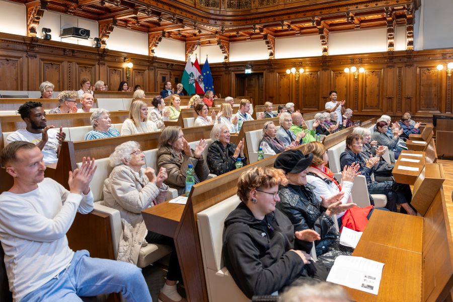 Zahlreiche von Demenz Betroffene und Angehörige waren zur Matinée in den Gemeinderatssitzungssaal gekommen.