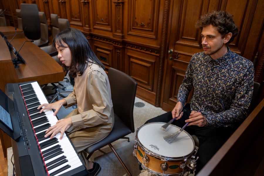 ... Saori Miyazaki (Klavier) und Andreas Reisenhofer (Schlagzeug) riefen viele musikalische Erinnerungen in den Betroffenen wach.