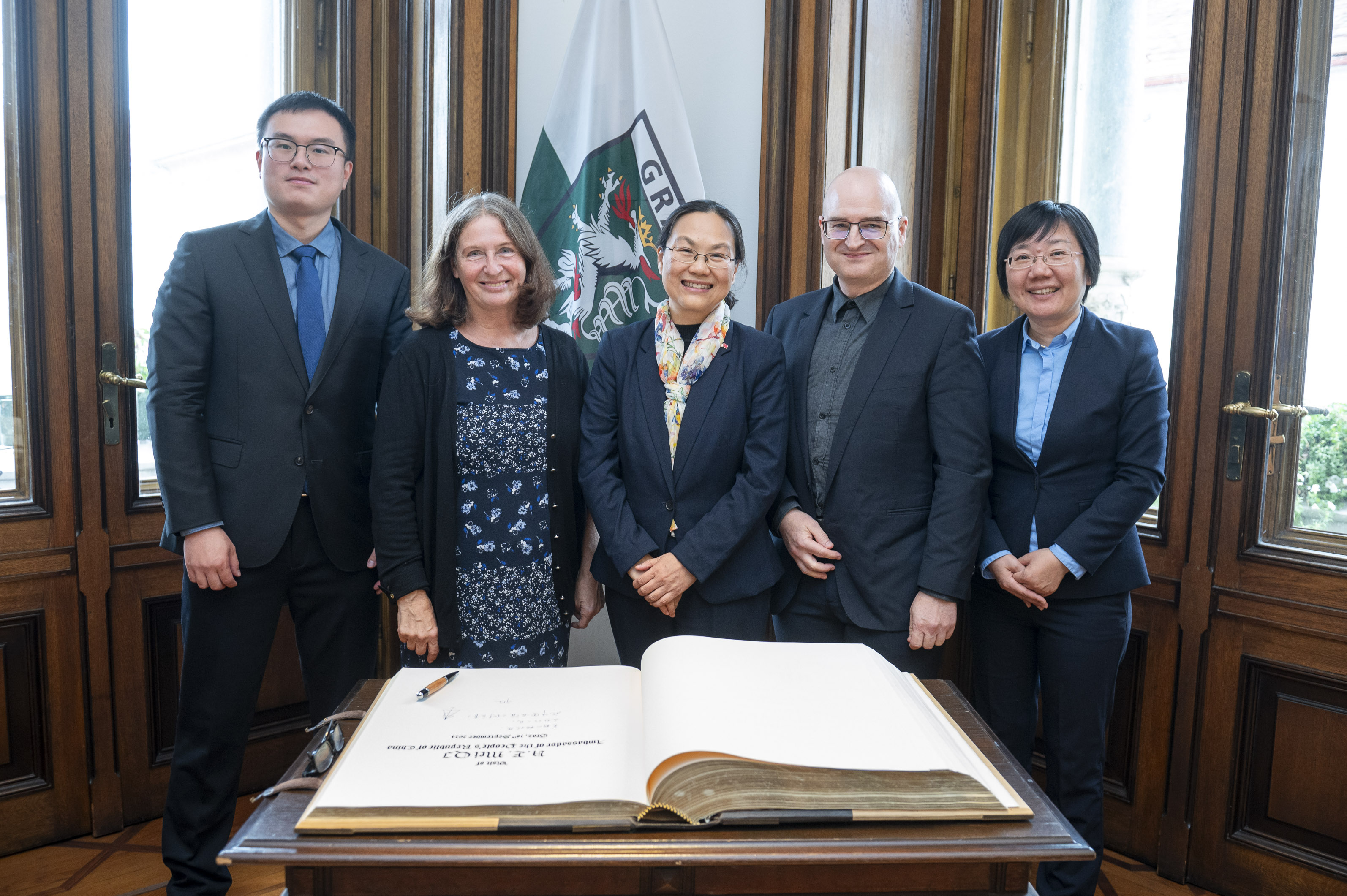 Die Besucher:innen HUANG Chongling (li.), QI Mei und PENG Wanli, mit der Bürgermeisterin und Pressesprecher Georg Fuchs © Stadt Graz/Fischer Die Besucher:innen HUANG Chongling (li.), QI Mei und PENG Wanli, mit der Bürgermeisterin und Pressesprecher Georg Fuchs