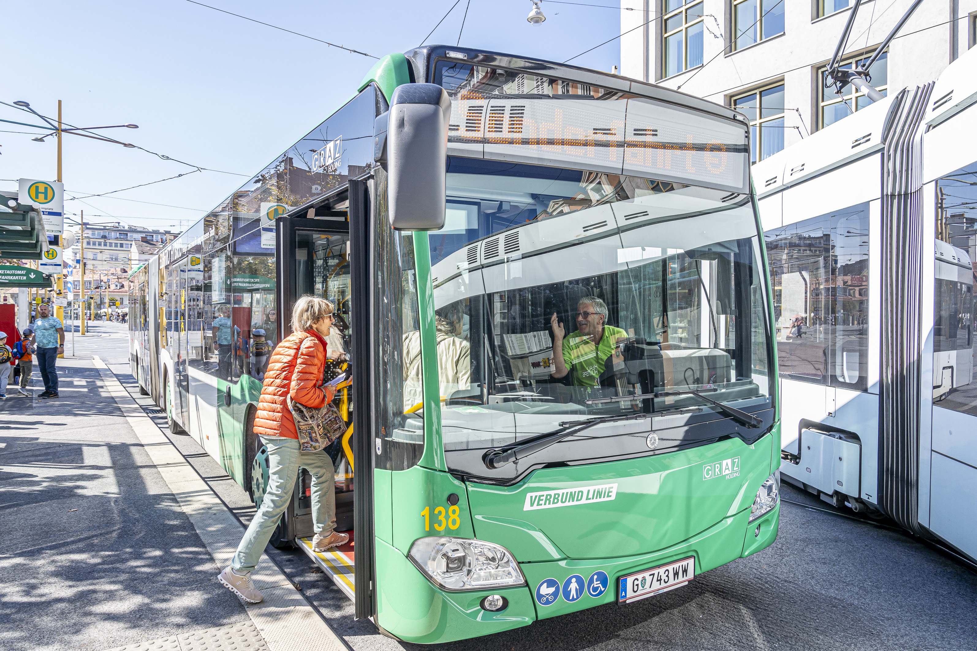 Heute ist Sonderfahrt: ein Gratis-Shuttle-Bus bringt die Besucher:innen zu allen Stationen