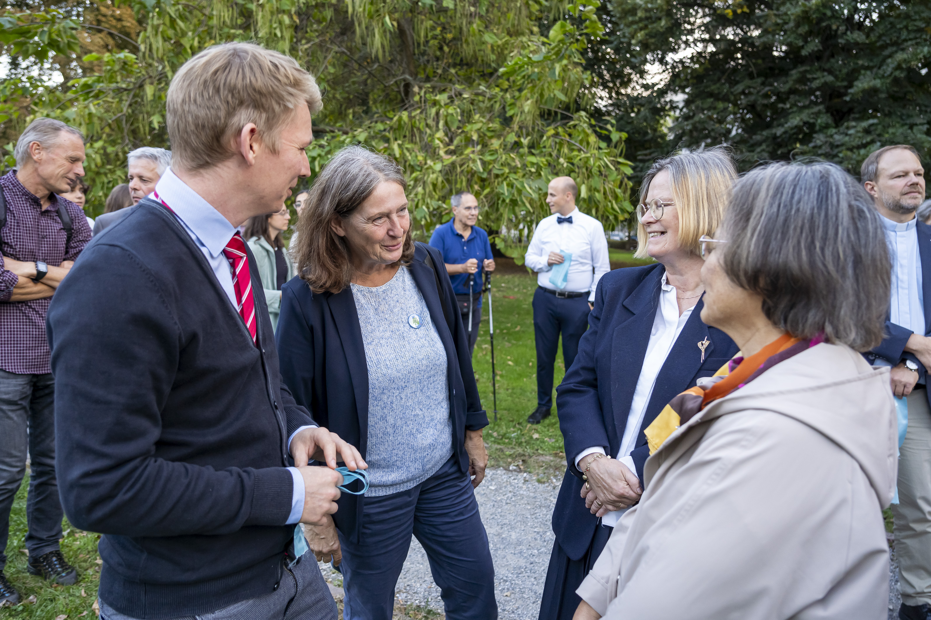Bürgermeisterin Elke Kahr im Gespräch mit Vertreterinnen und Vertretern des Interreligiösen Beirats auf der Abschlussveranstaltung im Volksgarten