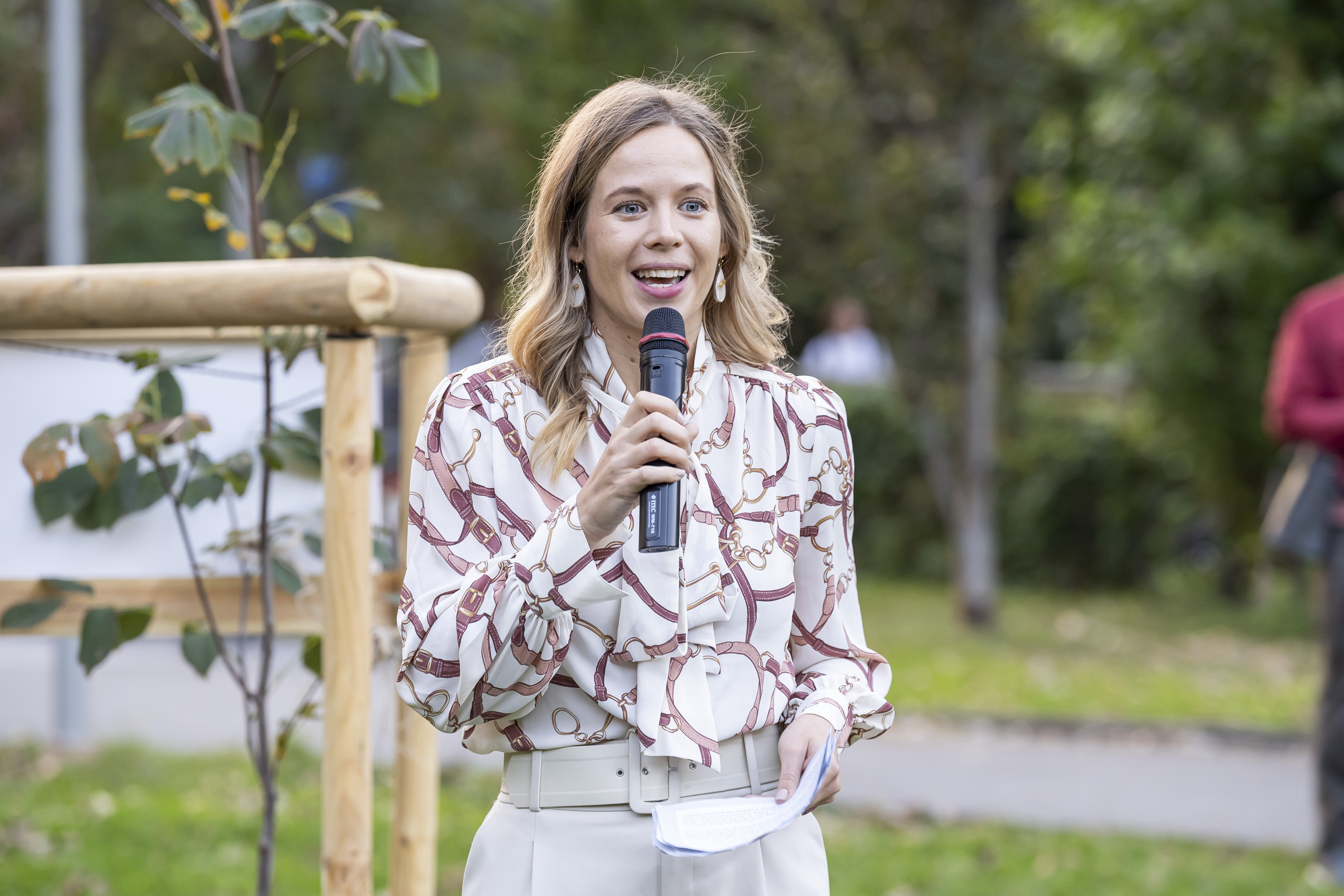 Eva Wenig, Koordinatorin des Interreligiösen Beirats und ComUnitySpirit, begleitete die Abschlussveranstaltung im Volksgarten