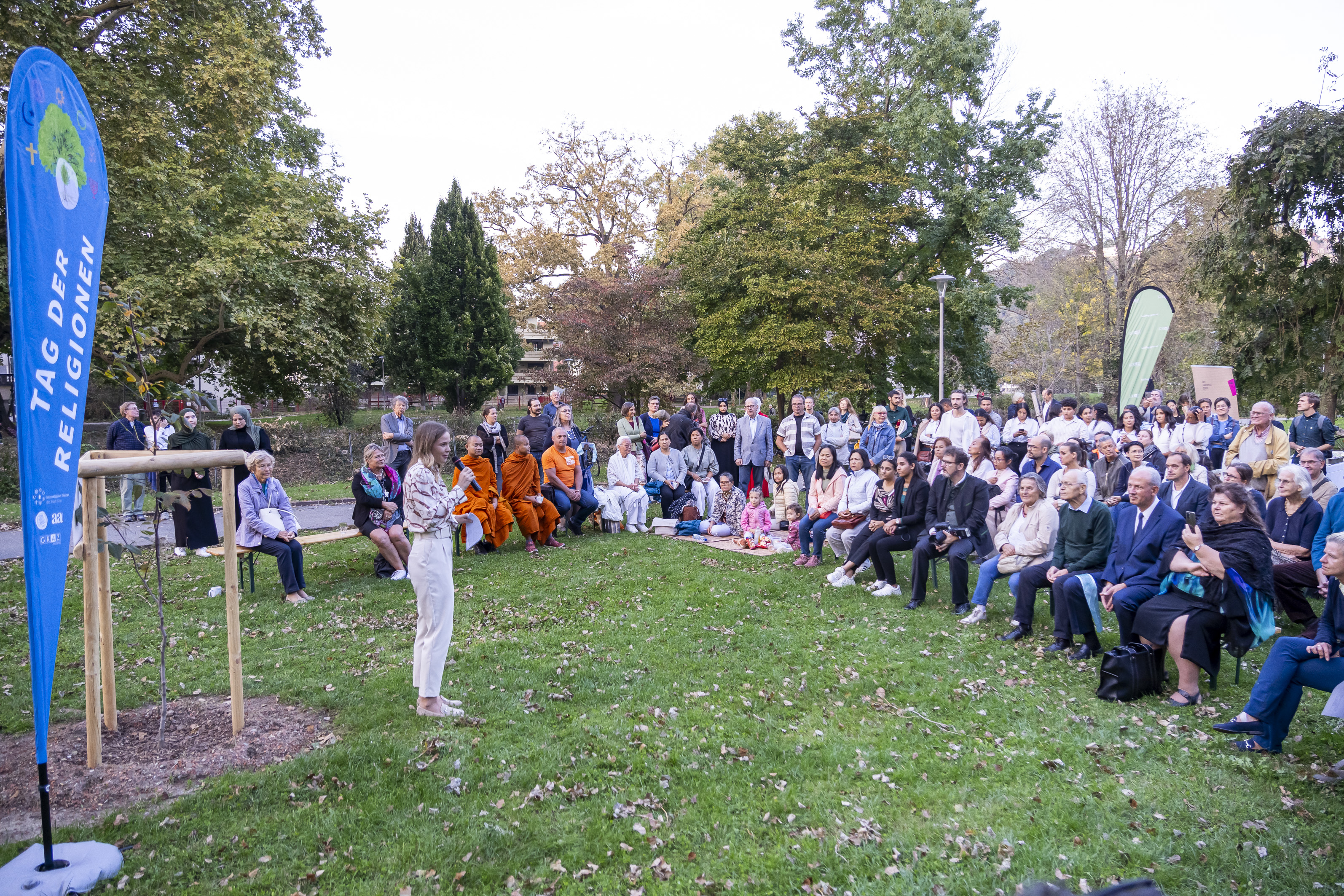 Eva Wenig, Koordinatorin des Interreligiösen Beirats und ComUnitySpirit, begleitete die Abschlussveranstaltung im Volksgarten