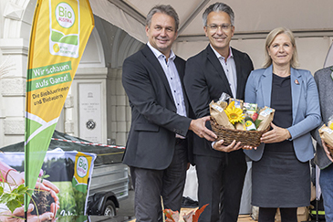 Vizebürgermeisterin Judith Schwentner, Stadtrat Kurt Hohensinner und LK Steiermark-Vizepräsident Franz Titschenbacher (l.) bei der heutigen Eröffnung des 28. Biofests am Grazer Hauptplatz. © Stadt Graz/Fischer Vizebürgermeisterin Judith Schwentner, Stadtrat Kurt Hohensinner und LK Steiermark-Vizepräsident Franz Titschenbacher (l.) bei der heutigen Eröffnung des 28. Biofests am Grazer Hauptplatz.