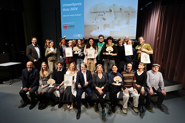 So sehen Sieger:innen aus: Vizebürgermeisterin Judith Schwentner im Kreise der Grazer-Umweltpreisträger:innen 2024. © Stadt Graz/Fischer So sehen Sieger:innen aus: Vizebürgermeisterin Judith Schwentner im Kreise der Grazer-Umweltpreisträger:innen 2024.