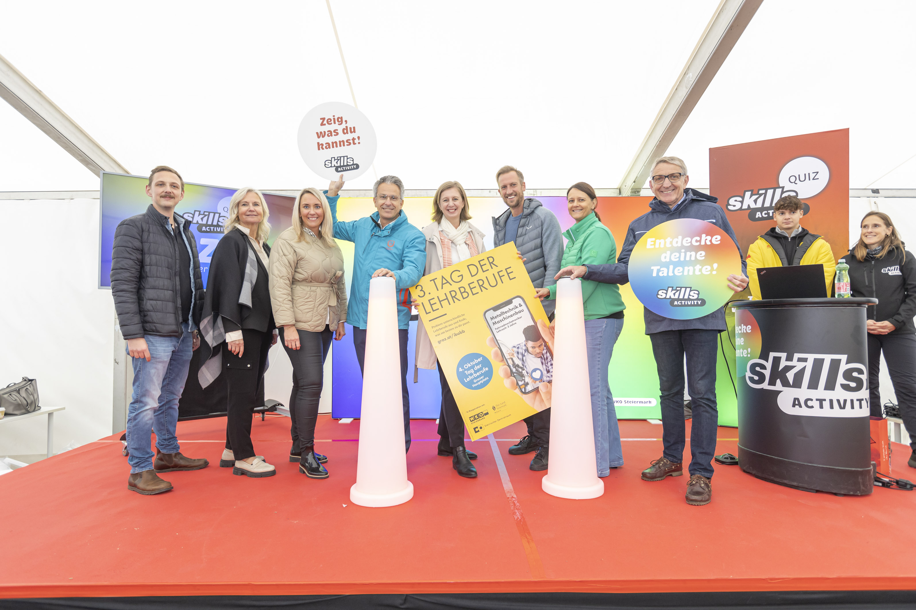 Eröffnung des 3. Tag der Lehrberufe durch Philipp Wolf (Kreative Lehrlingswelten), Gabriele Wilfinger (Leitung ABI-Service), Kerstin Weber (Geschäftsführung Regionalmanagement Steirischer Zentralraum), Kurt Hohensinner (Bildungsstadtrat), Barbara Eibinger-Miedl (Wirtschaftslandesrätin), Bernhard Bauer (Regionalstellenobmann WKO Steiermark), Natalie Moscher-Tuscher (Obmann-Stv. der WKO Regionalstelle Graz), Josef Herk (Präsident der WKO Steiermark) v.l. © Stadt Graz/Fischer Eröffnung des 3. Tag der Lehrberufe durch Philipp Wolf (Kreative Lehrlingswelten), Gabriele Wilfinger (Leitung ABI-Service), Kerstin Weber (Geschäftsführung Regionalmanagement Steirischer Zentralraum), Kurt Hohensinner (Bildungsstadtrat), Barbara Eibinger-Miedl (Wirtschaftslandesrätin), Bernhard Bauer (Regionalstellenobmann WKO Steiermark), Natalie Moscher-Tuscher (Obmann-Stv. der WKO Regionalstelle Graz), Josef Herk (Präsident der WKO Steiermark) v.l.